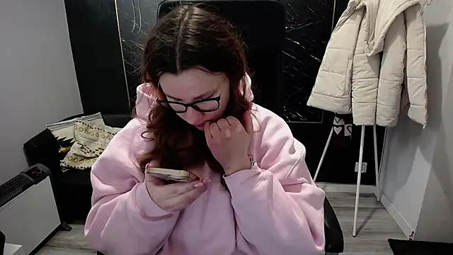 littleviki7 online show from February 3, 2026, 7:13 am