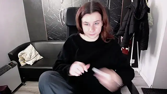 littleviki7 online show from December 19, 2025, 8:27 am