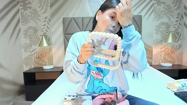 AnneDixie online show from April 19, 2026, 3:07 am