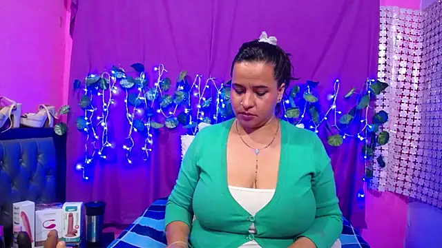 Snapshot of hazel_34 chatting on February 16, 2025, 5:37 am hazel 34 online show from February 16, 2025, 5:37 am
