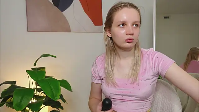 Beatrica Klein online show from October 26, 2025, 1:55 pm