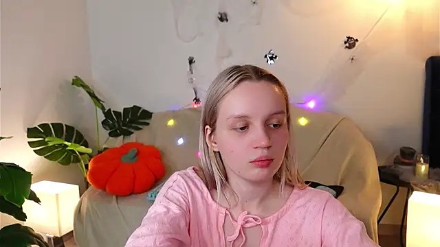 Snapshot of Beatrica_Klein chatting on October 17, 2025, 3:58 pm Beatrica Klein online show from October 17, 2025, 3:58 pm