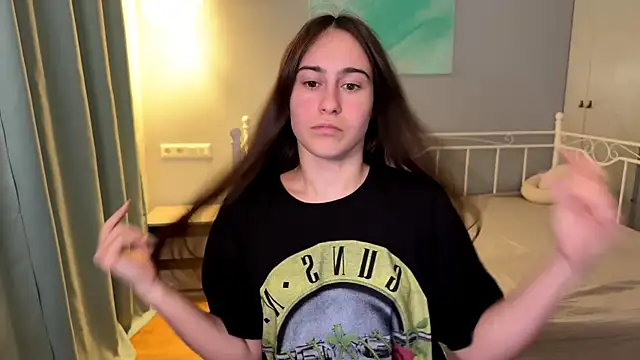 AliceKolltt online show from June 18, 2026, 8:36 pm