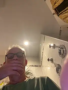 Snapshot of Frank22xx chatting on October 6, 2025, 8:42 pm Frank22xx online show from October 6, 2025, 8:42 pm