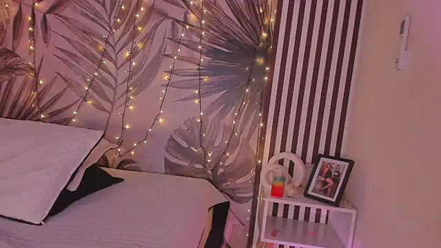 Samaantha-White online show from December 2, 2025, 11:23 am