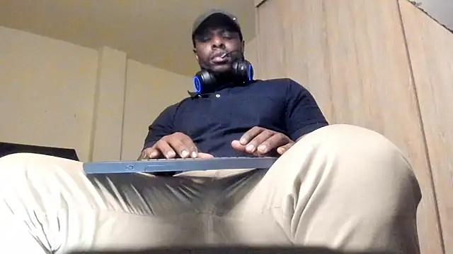 Snapshot of thomas_santtos1 chatting on July 23, 2026, 1:41 am thomas santtos1 online show from July 23, 2026, 1:41 am