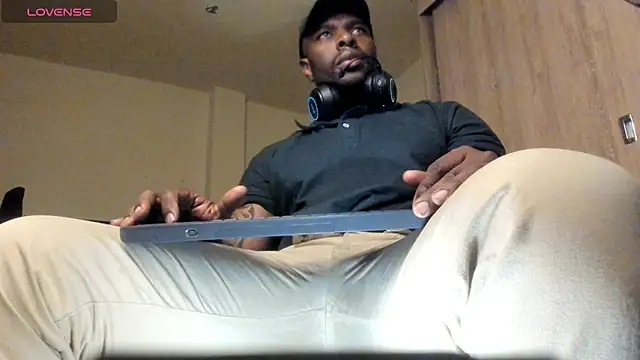 Snapshot of thomas_santtos1 chatting on July 25, 2026, 3:14 am thomas santtos1 online show from July 25, 2026, 3:14 am