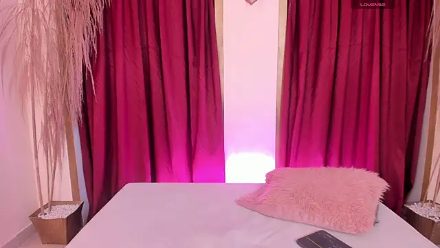 lexiethompson  online show from November 28, 2025, 12:05 pm