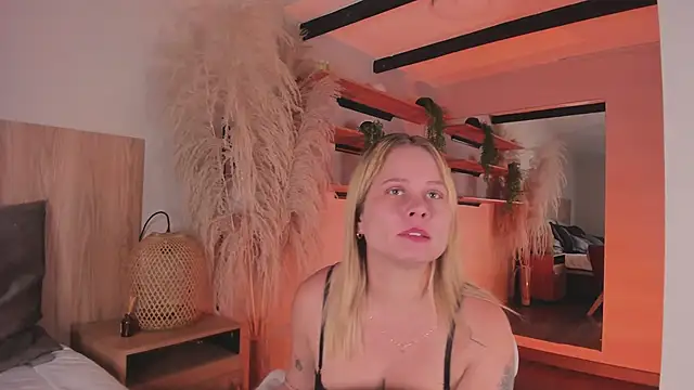 stefanny ruiz  online show from March 12, 2025, 12:26 pm