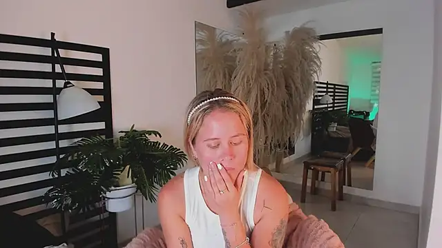 stefanny ruiz  online show from February 14, 2025, 3:58 pm