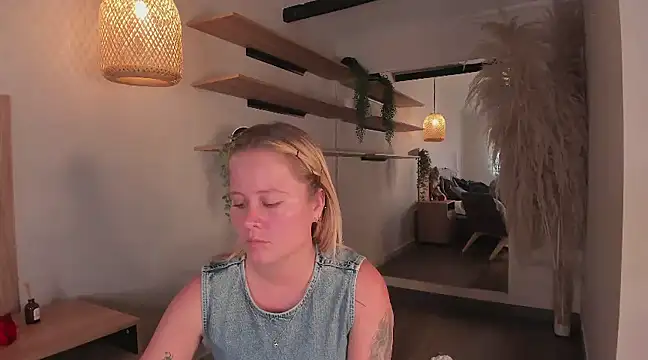 stefanny ruiz  online show from March 15, 2025, 3:27 pm