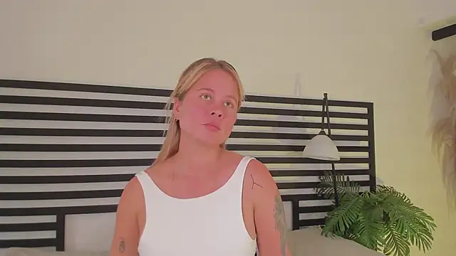 stefanny ruiz  online show from February 17, 2025, 3:55 pm