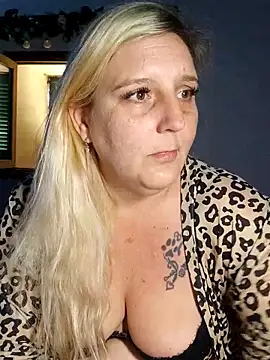 BecciDeluxe online show from May 19, 2026, 8:32 am
