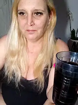 Snapshot of BecciDeluxe chatting on March 15, 2026, 2:57 pm BecciDeluxe online show from March 15, 2026, 2:57 pm