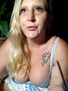 BecciDeluxe online show from June 16, 2026, 9:04 pm