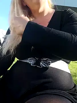 BecciDeluxe online show from February 24, 2026, 3:13 pm