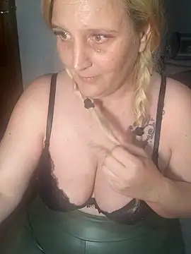 Snapshot of BecciDeluxe chatting on March 5, 2026, 6:37 pm BecciDeluxe online show from March 5, 2026, 6:37 pm