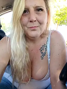 BecciDeluxe online show from May 11, 2026, 1:12 pm