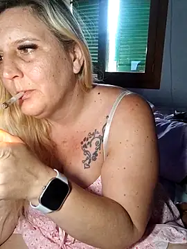 BecciDeluxe online show from May 4, 2026, 9:34 am