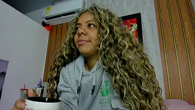 Alika01 online show from March 5, 2026, 1:40 pm