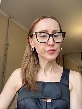 Snapshot of LauraDavis chatting on April 15, 2026, 12:53 pm LauraDavis online show from April 15, 2026, 12:53 pm