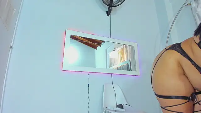 Antonellahorny69 online show from January 14, 2026, 7:06 pm