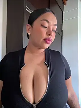 PUSHYLATE online show from November 1, 2025, 4:56 pm