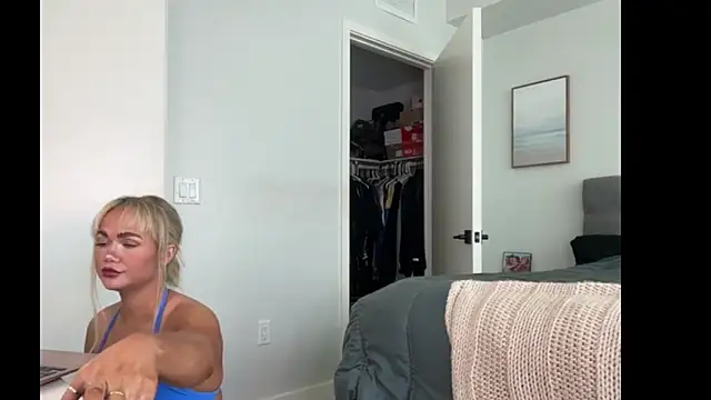 ElenaErickson online show from April 8, 2026, 8:54 pm