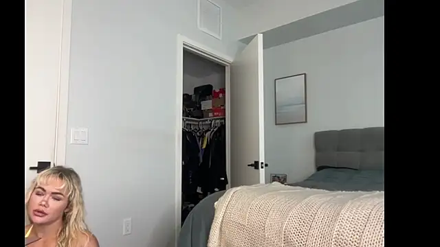 ElenaErickson online show from March 4, 2026, 7:54 pm