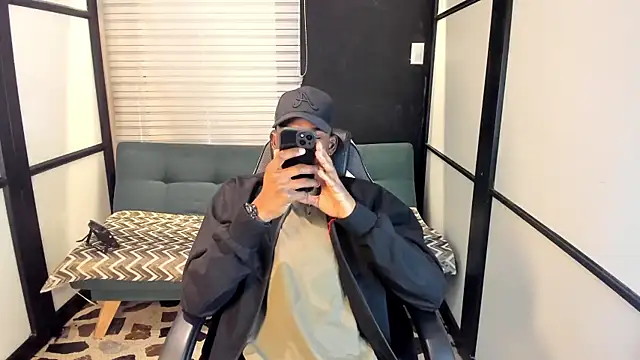 JacksonMuller  online show from November 11, 2025, 1:39 pm