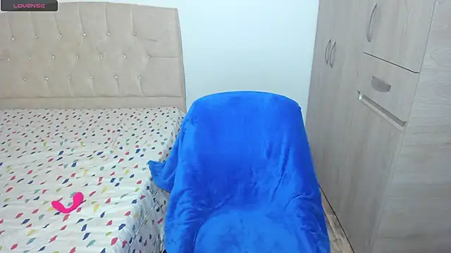 emily1  online show from April 15, 2026, 12:32 pm