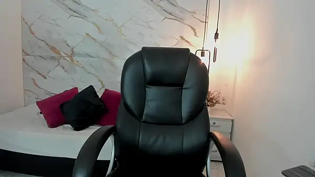 pretty ariiel online show from December 22, 2025, 11:32 am