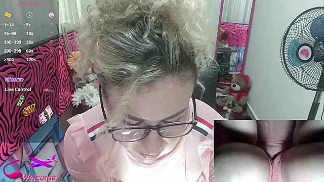 Snapshot of ViickySexy chatting on November 19, 2025, 7:58 pm ViickySexy online show from November 19, 2025, 7:58 pm