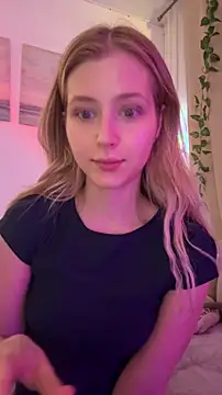 LunaRase online show from October 28, 2025, 3:33 pm