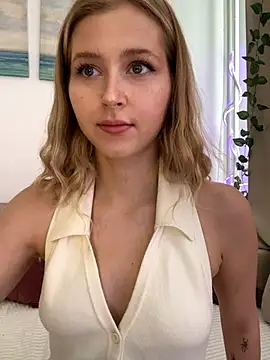 LunaRase online show from October 7, 2025, 9:32 am