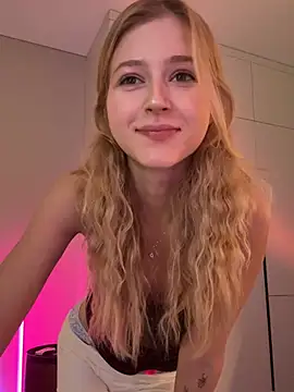 Snapshot of LunaRase chatting on June 12, 2026, 1:20 pm LunaRase online show from June 12, 2026, 1:20 pm