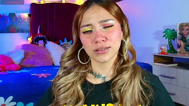 alisson zafiro  online show from September 22, 2025, 3:12 am