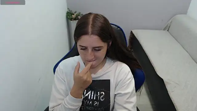 valerie diaz1 online show from November 10, 2025, 1:38 pm