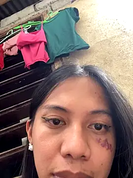 whiteladyboy online show from November 4, 2025, 4:05 am