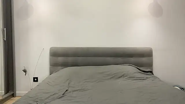 Embersweetbunny online show from December 5, 2025, 6:23 am