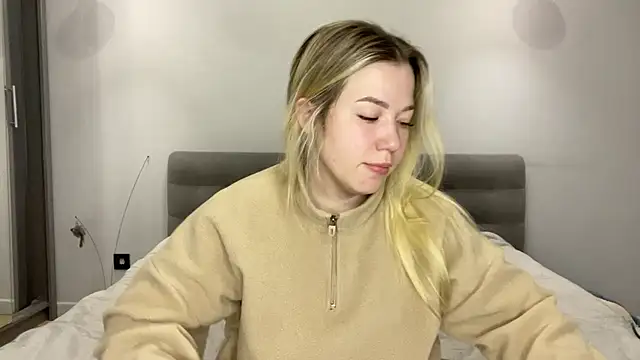 Embersweetbunny online show from December 1, 2025, 5:08 am