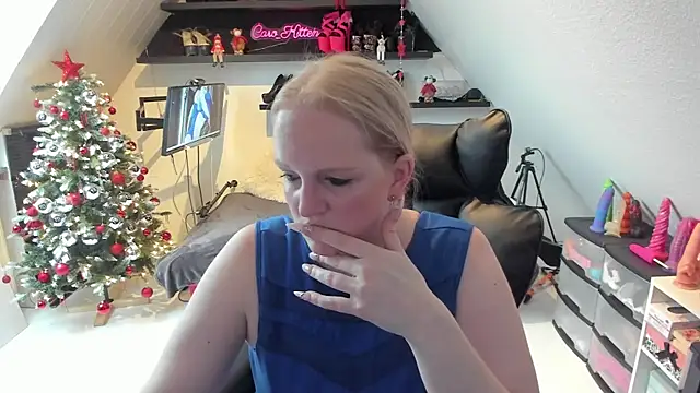 caro kitten online show from December 5, 2025, 8:24 am