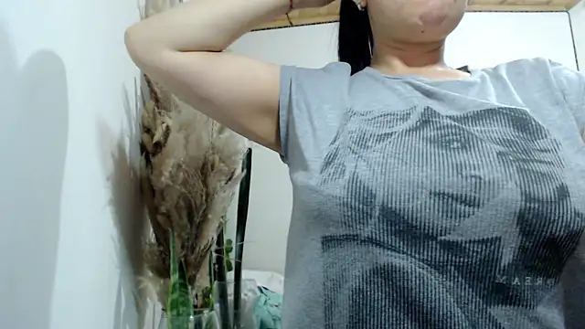 Snapshot of Donniia chatting on May 8, 2026, 1:31 am Donniia online show from May 8, 2026, 1:31 am