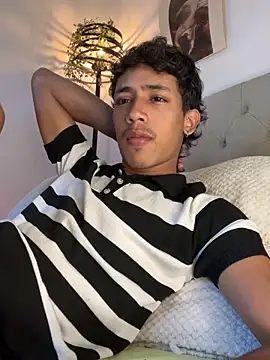 Snapshot of Ostin18hot chatting on December 21, 2025, 2:13 am Ostin18hot online show from December 21, 2025, 2:13 am