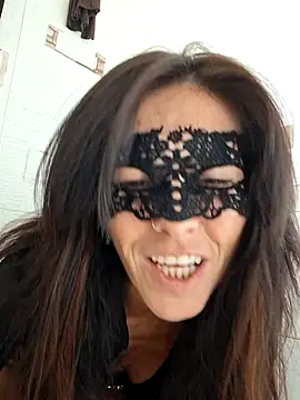 EmySkinny85 online show from November 18, 2025, 3:15 pm