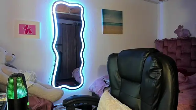 ladyrd1 online show from March 3, 2025, 7:46 am