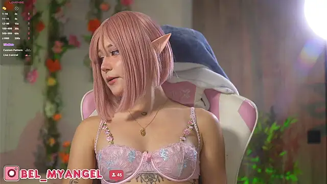 Snapshot of Bella-Franco chatting on October 28, 2025, 3:44 pm Bella-Franco online show from October 28, 2025, 3:44 pm