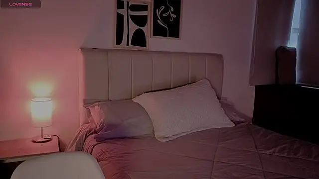 Snapshot of Roxxy_mora chatting on February 19, 2026, 10:29 pm Roxxy mora online show from February 19, 2026, 10:29 pm