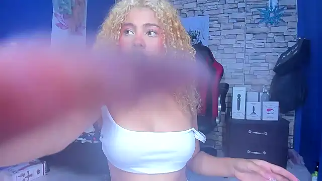 Snapshot of sofiacastillo01 chatting on March 17, 2025, 5:27 pm sofiacastillo01 online show from March 17, 2025, 5:27 pm