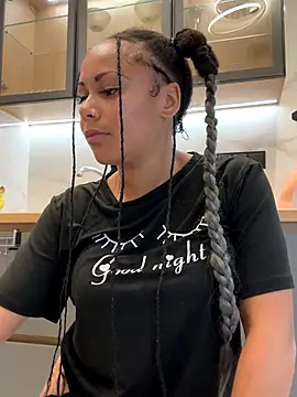 HaileyDiana online show from November 12, 2025, 8:01 pm